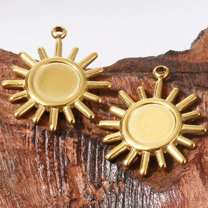 Pendentifs soleil en acier inoxydable 304 doré avec base ronde sur bois foncé