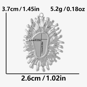 Detailed view of 304 stainless steel flower pendant with dimensions 3.7cm x 2.6cm