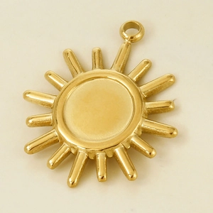 Détail macro d'un pendentif soleil doré en acier inoxydable 304 pour bijoux DIY