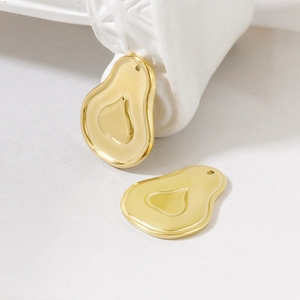 Détail macro de pendentifs cœur en acier inoxydable doré avec finition miroir pour bijoux DIY
