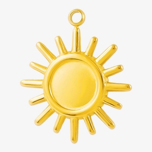 Vue macro du pendentif soleil doré avec rayons pour la création de bijoux DIY