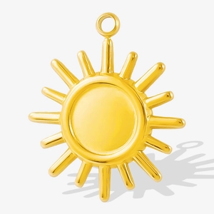 Vue détaillée du pendentif soleil en acier inoxydable doré avec une finition polie miroir