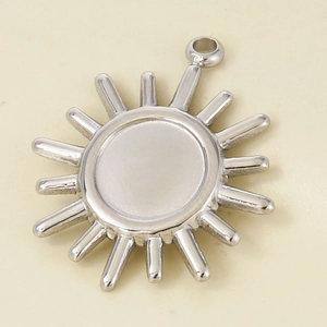 Détail macro du pendentif soleil en acier 304 pour bijoux DIY avec sertissage de lunette