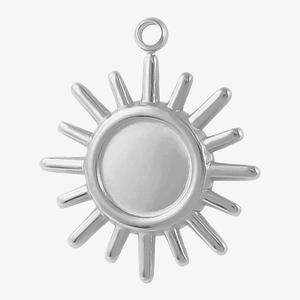 Détail macro du pendentif soleil en acier inoxydable pour création de bijoux DIY
