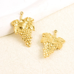 Vue macro détaillée de pendentifs raisins dorés en acier inoxydable 304 pour bijoux DIY
