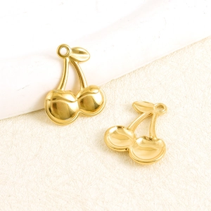 Détail de pendentifs cerises dorés en acier inoxydable 304 poli pour création de bijoux