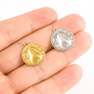 Vue détaillée de pendentifs en acier inoxydable avec motif poire en finition or et argent