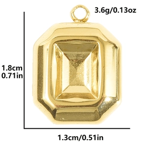 Dettaglio pendente quadrato in acciaio inossidabile 304 con misure 1,8x1,3cm e peso 3,6g