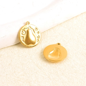 Détail macro de pendentifs en acier doré avec motif poire en relief pour bijoux DIY