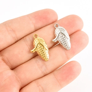 Détail de petits pendentifs en forme de maïs en or et argent pour bijoux DIY