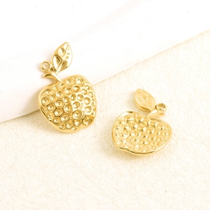 Détail du pendentif pomme en acier 304 avec texture martelée et finition dorée