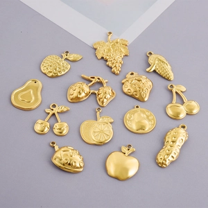 Collection de pendentifs fruits en acier doré incluant raisins, fraises et cerises