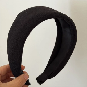 Détail du serre-tête épais en éponge noire montrant la texture douce et la doublure