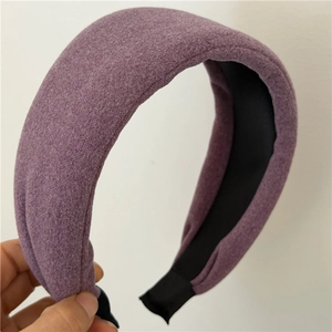 Détail du serre-tête violet rembourré avec tissu texturé doux et doublure antidérapante