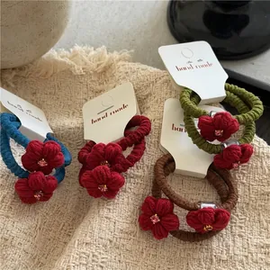 Handgefertigte gestrickte Blumen-Haargummis mit glänzenden Straßsteinen in bunten Farben