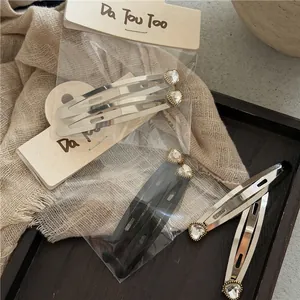Pinzas para el cabello con diamantes de imitación de corazón en bandeja de madera, minimalista