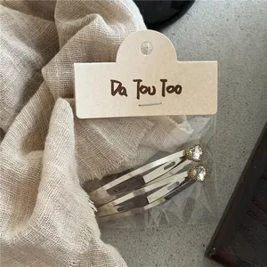 Primer plano de pasadores plateados minimalistas con brillantes diamantes de imitación