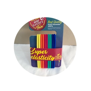 Fünferpack bunte, hochelastische dünne Haargummis auf blauem Karton für den Alltag