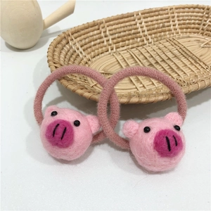 Paio di simpatici elastici per capelli in feltro di lana rosa con maialini per bimbi