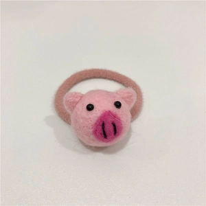Dettaglio di elastico per capelli a forma di maialino in feltro di lana rosa