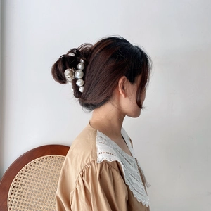 Elegant Korean style gold metal hair claw clip with multiple white pearls for women hair
