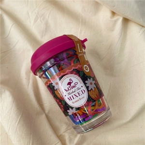 Dettaglio di 130 elastici per capelli colorati in un vasetto creativo a forma di bubble tea