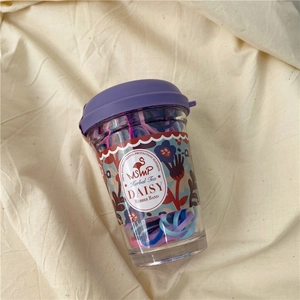 Confezione creativa a tazza di caffè con elastici colorati e etichetta floreale