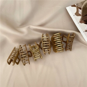 Set of 6 vintage wood grain resin hair claws in geometric shapes for daily hair styling