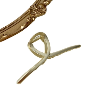 Pinza per capelli minimalista in metallo oro champagne opaco con design a spirale