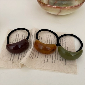 Lot de 3 chouchous géométriques ovales en résine rouge foncé, ambre et vert olive mat