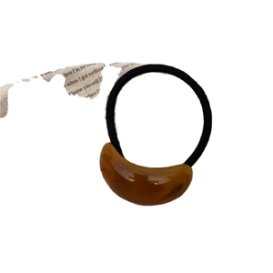 Élastique cheveux minimaliste en résine ambrée géométrique avec cordon noir extensible