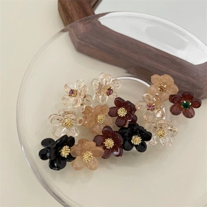 Set van 11 mini bloem haarclips met parels en strassteentjes op glazen schaal