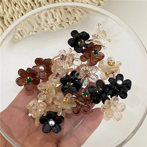Mini bloemen haarklemmen met parels en strass in diverse jelly kleuren op een dienblad