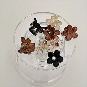 Mini bloemen haarklemmen met parels en strass op een glazen presenteerblad