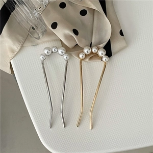 Minimalist U-shaped hair pins with white pearls in gold and silver finishes