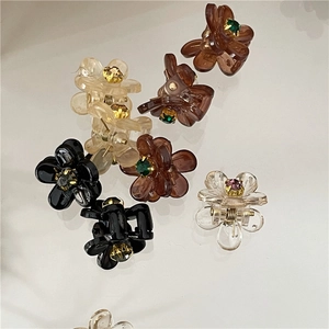Mini bloem haarklemmen met parels en strass in diverse kleuren op witte achtergrond