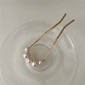 U-shaped gold hair pin featuring five elegant white pearls in a minimalist design