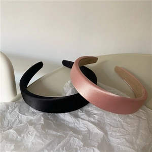 Cerchietto imbottito in raso per donna nei colori nero e rosa polvere