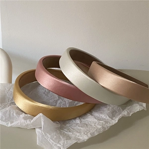Elegante cerchietto in raso imbottito in colori Morandi tra cui giallo, rosa e beige