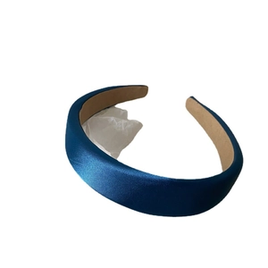 Cerchietto imbottito in raso blu brillante con trama setosa e fodera antiscivolo