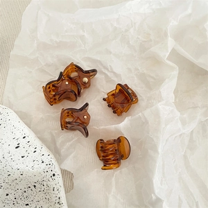 Lot de petites pinces à cheveux ambrées minimalistes avec quatre designs en résine variés