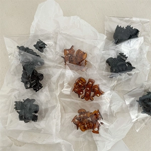 Détail de mini pinces à cheveux noires et ambrées dans des sacs OPP individuels