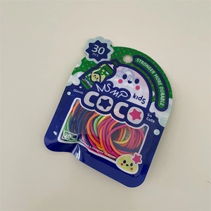 Dettaglio di 30 elastici per capelli colorati per bambini in busta blu a limone