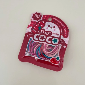 Dettaglio di 30 elastici colorati da 20mm per capelli bimbi in bustina rossa zip