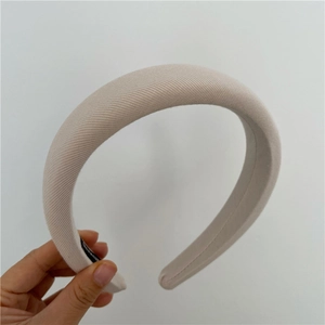 Detail of a padded beige sponge headband with twill fabric and non-slip lining