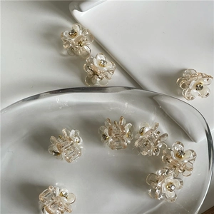 Mini pinces à cheveux à fleurs avec perles et strass sur un plateau blanc chic