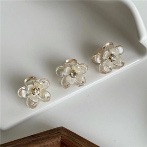 Trois mini pinces à cheveux fleur avec perles et strass pour un style élégant