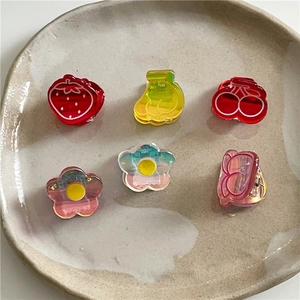 Vue détaillée de mini barrettes à motifs de fruits et fleurs sur un plateau