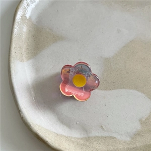 Vue détaillée de la petite pince à cheveux fleurie en résine rose à effet dégradé