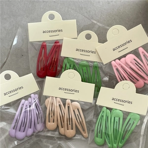 Détail de lots de barrettes BB colorées en émail avec cartes de présentation d'accessoires